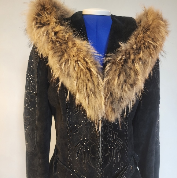 Gorgeous suede jacket with real fox fure. New wore just ones. Great condition. - Picture 3 of 8